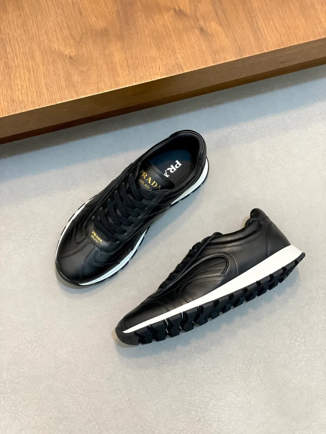 Men's shoes 💰740 Prada men's new lace-up sports and casual shoes. This upper is made of imported calfskin stitching. The tongue is P's classic bronzing lougou. The lining is made of calfskin for the feet. The outsole is made of non-slip sports exclusive rubber outsole with logo. It feels good on the foot. It is fashionable and fashionable. It has a standard sports version and looks very good on the foot! Comes with original box and dust bag! L leather shoe size: 39/40/41/42/43/44 original box packaging + dust bag